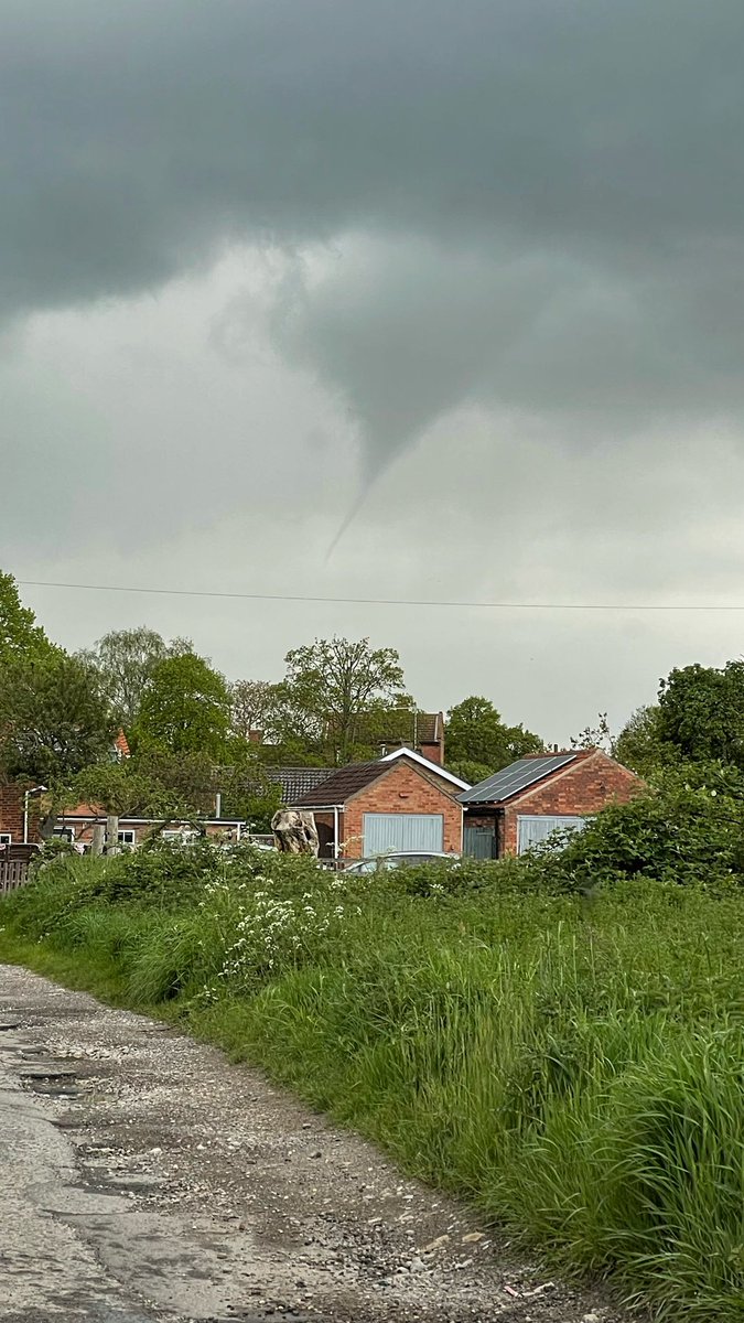 andrewforrest88's tweet photo. Funnel cloud spotted outside Bassingham, Lincolnshire this afternoon 🌩️🌪️ #funnelcloud #ukstorm #weather #tornado #extremeweather #metoffice #ukweather #bassingham #lincoln #lincolnshire @metoffice @bbcweather @BBCLookNorth @Hudsonweather https://t.co/KgSrVzNkw5