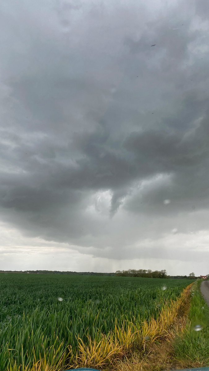 andrewforrest88's tweet photo. Funnel cloud spotted outside Bassingham, Lincolnshire this afternoon 🌩️🌪️ #funnelcloud #ukstorm #weather #tornado #extremeweather #metoffice #ukweather #bassingham #lincoln #lincolnshire @metoffice @bbcweather @BBCLookNorth @Hudsonweather https://t.co/KgSrVzNkw5