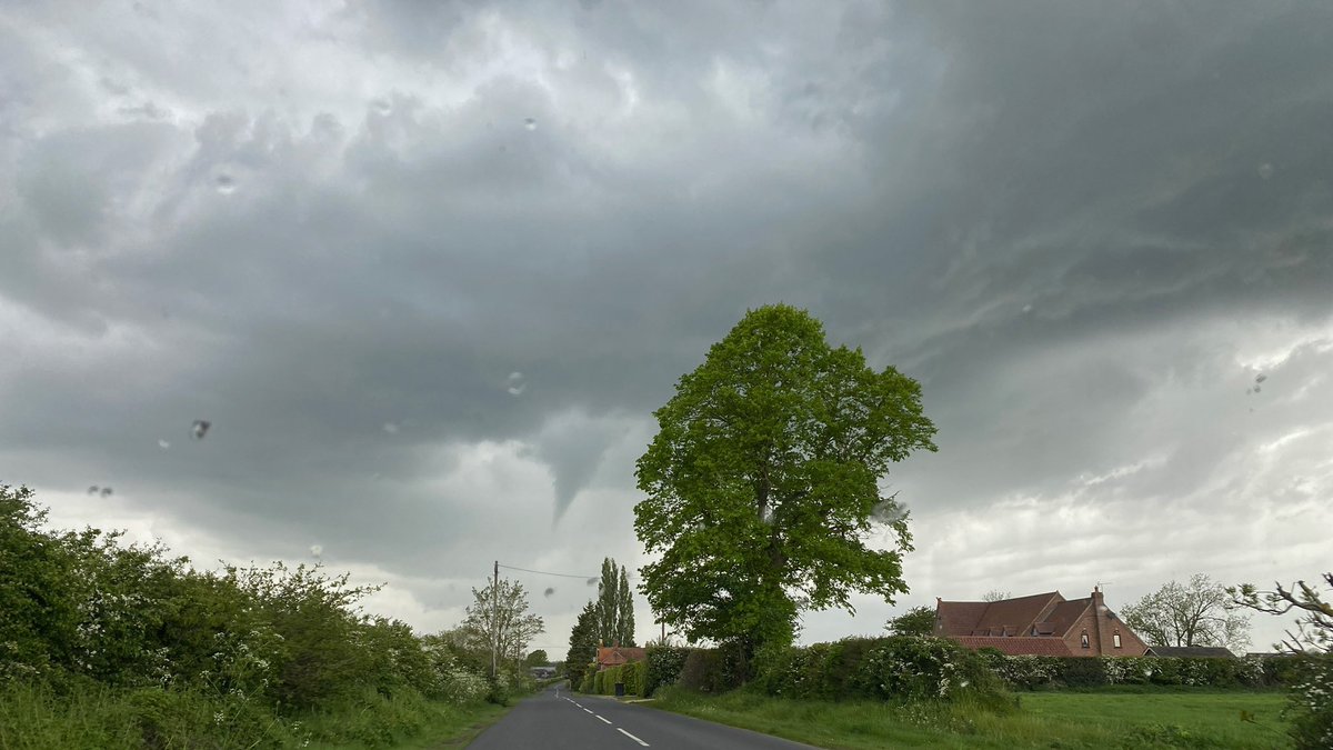 andrewforrest88's tweet photo. Funnel cloud spotted outside Bassingham, Lincolnshire this afternoon 🌩️🌪️ #funnelcloud #ukstorm #weather #tornado #extremeweather #metoffice #ukweather #bassingham #lincoln #lincolnshire @metoffice @bbcweather @BBCLookNorth @Hudsonweather https://t.co/KgSrVzNkw5