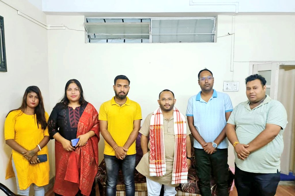 Padminisahu7's tweet photo. @BJP4Assam প্ৰদেশৰ সন্মানীয় সাধাৰণ সম্পাদক শ্ৰদ্ধাৰ @idipluranjan দাদাৰ সৈতে এখন্তেক ।
#BJPForAssam
#YouthCanLead #BJYM https://t.co/APTZVN7Cb5