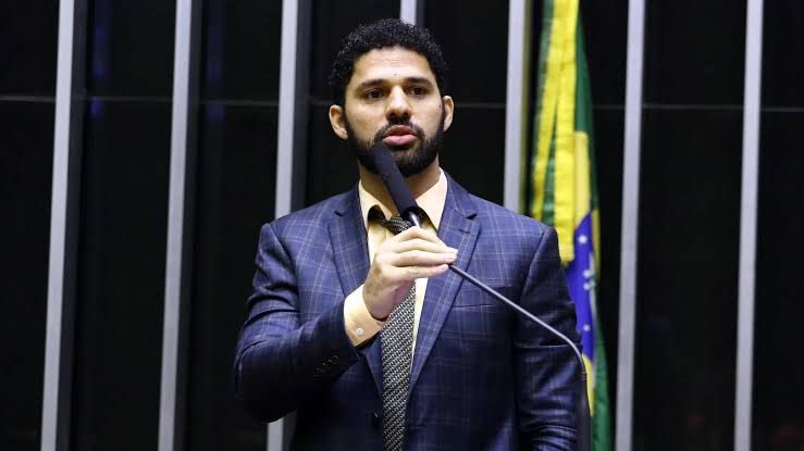 Triste com o falecimento do ex-deputado federal David Miranda. Jovem defensor da democracia e do Brasil. Meus sentidos pêsames ao Glenn, seus filhos e familiares.