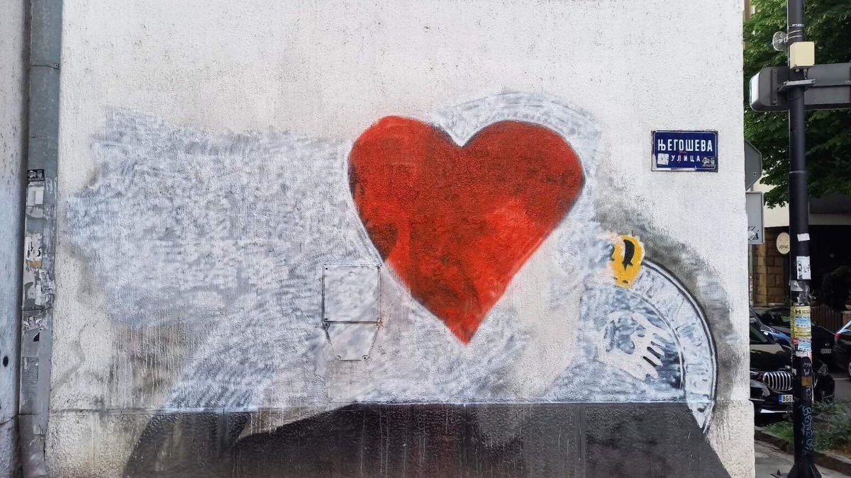 Remoozbg's tweet photo. Đorđe Miketić prekrečio mural sa likom Ratka Mladića!
Veliki respekt.
Za ovo treba biti hrabar.
Ja ne bih smeo, iskreno https://t.co/IrgUOb7O9f