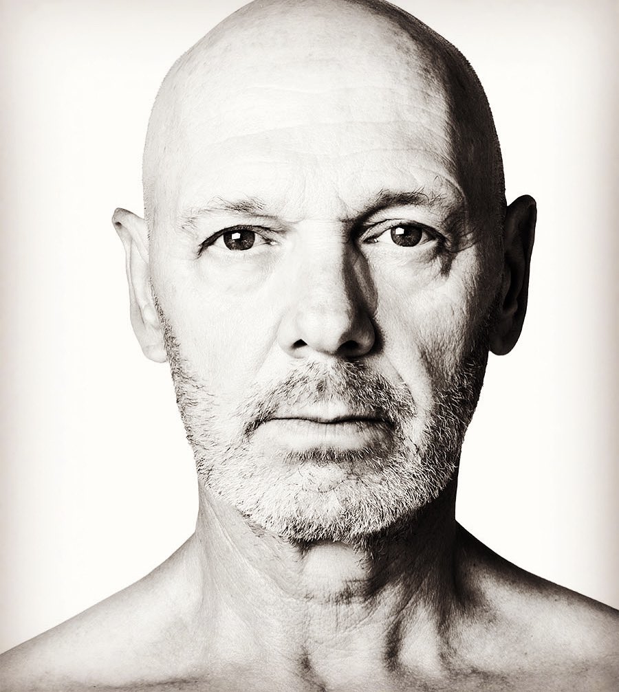 Autorretrato. Últimamente estoy aprendiendo a explorarme, y creo que es un ejercicio muy recomendable, aunque no fácil. Creo que se asumen y aprenden muchas cosas cuando te autocríticas y expones.