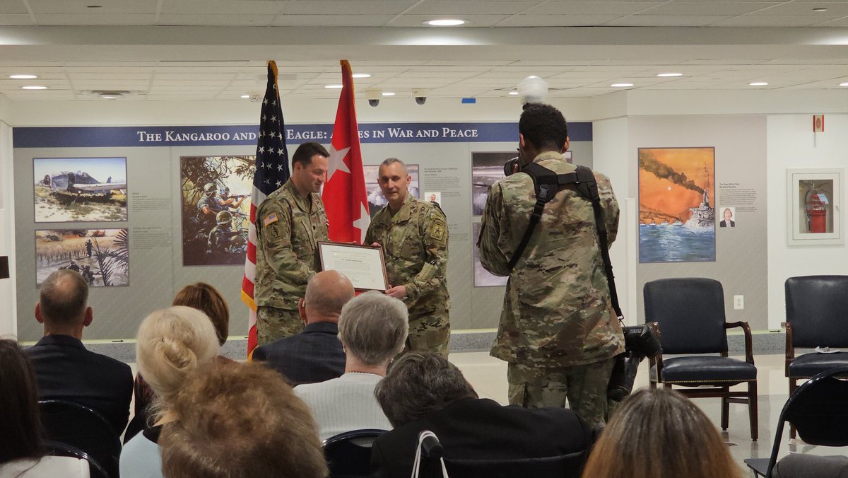 AnilSural's tweet photo. Pentagon'daki Kayserili Yarbay'a emeklilik töreni

Yarbay Erhan Bedestani'ye Pentagon'da veda töreni düzenlendi

Genelkurmay Başkan Yardımcısı (Operasyonlar, Planlar ve Eğitimden Sorumlu) Tümgeneral Sean Swindell da Bedestani'nin başarıyla ilgili konuşma yaptı

Ben de davetliler arasındaydım. Erhan Abi ile geçtiğimiz yıl kaybettiği babası merhum Mehmet Bedestani'nin vefat haberi üzerine arayıp baş sağlığı dilemiş ve böylece tanışmış olmuştuk

Babası yıllar önce yüksek lisans için gelmiş ardından Türkiye'ye dönmüş ve ilerleyen yıllarda eşi ile birlikte New Jersey'ye taşınmış ve uzun süre mühendis olarak çalışmış

Türkiye'den okuyanlar anlamayabilir fakat Bedestani Ailesi Türk kültürü ve değerlerine, diline çok değer veriyor. Erhan Abi'nin oğlu her sene Kayseri'ye gidiyor, çok iyi Türkçe konuşuyor

ABD Ordusunda General olacak kapasitesi varken, Bedestani, oğlu için kariyerini değiştirip ordudan emekli oluyor. Bundan sonraki hayatına Avukat olarak devam edecek

Dünyanın sayılı üniversiteleri Georgetown ve John Hopkins mezunu Erhan Bedestani'nin yolu açık olsun