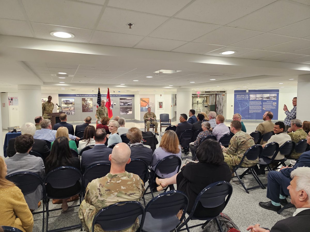 AnilSural's tweet photo. Pentagon'daki Kayserili Yarbay'a emeklilik töreni

Yarbay Erhan Bedestani'ye Pentagon'da veda töreni düzenlendi

Genelkurmay Başkan Yardımcısı (Operasyonlar, Planlar ve Eğitimden Sorumlu) Tümgeneral Sean Swindell da Bedestani'nin başarıyla ilgili konuşma yaptı

Ben de davetliler arasındaydım. Erhan Abi ile geçtiğimiz yıl kaybettiği babası merhum Mehmet Bedestani'nin vefat haberi üzerine arayıp baş sağlığı dilemiş ve böylece tanışmış olmuştuk

Babası yıllar önce yüksek lisans için gelmiş ardından Türkiye'ye dönmüş ve ilerleyen yıllarda eşi ile birlikte New Jersey'ye taşınmış ve uzun süre mühendis olarak çalışmış

Türkiye'den okuyanlar anlamayabilir fakat Bedestani Ailesi Türk kültürü ve değerlerine, diline çok değer veriyor. Erhan Abi'nin oğlu her sene Kayseri'ye gidiyor, çok iyi Türkçe konuşuyor

ABD Ordusunda General olacak kapasitesi varken, Bedestani, oğlu için kariyerini değiştirip ordudan emekli oluyor. Bundan sonraki hayatına Avukat olarak devam edecek

Dünyanın sayılı üniversiteleri Georgetown ve John Hopkins mezunu Erhan Bedestani'nin yolu açık olsun