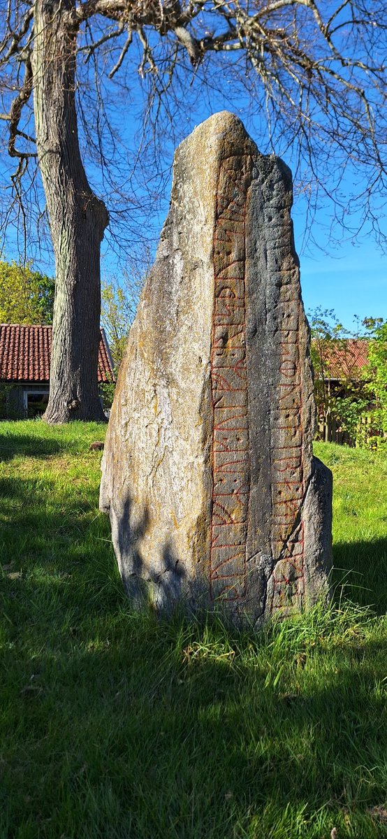 shainkman's tweet photo. Tholv and Ulv raised this stone in memory of Asmund Lippe. Apparently. #runestone #VikingAge #Flyinge https://t.co/lZtFobhbdt