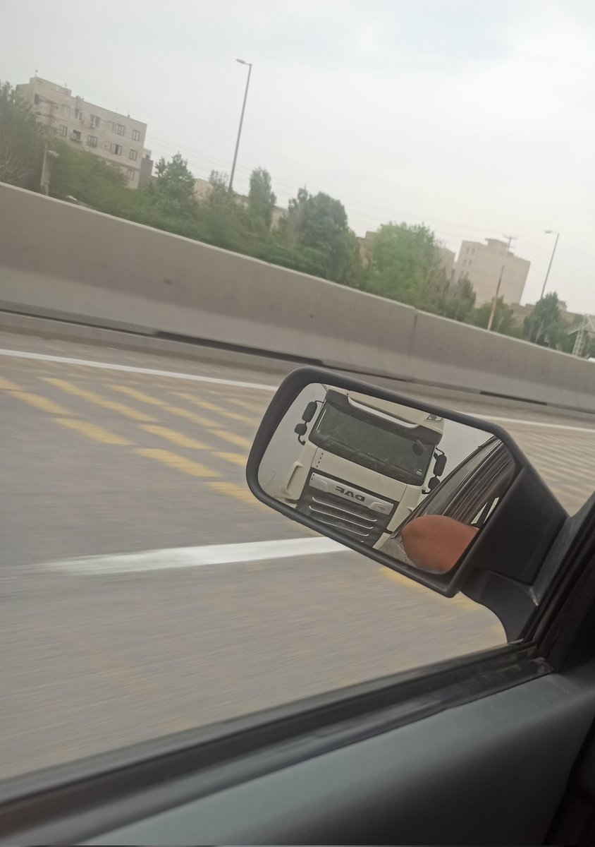zaxmoh's tweet photo. یه داف داره تعقیبم میکنه چکار کنم🙂😂 https://t.co/6tHDuBORlY