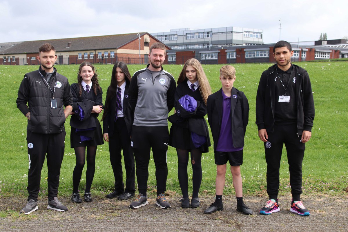 🙌 A massive thank you to @LaticsOfficial's U21s defender @Kieranlloyd02 for joining us during our #PLInspires session at @OutwoodHindley!

🤝 Helping students plan their social action project to create a memorial garden for Tom Flower. 

#wafc 🔵⚪️ | @PLCommunities