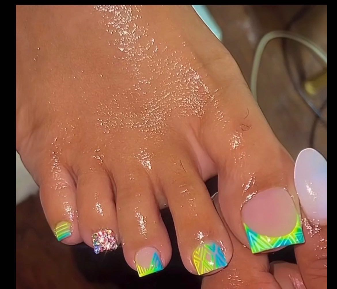 Tanslay's tweet photo. $75 + pedi this week  

Dm me to book 
$5 deposits https://t.co/g8VB1fSaSb