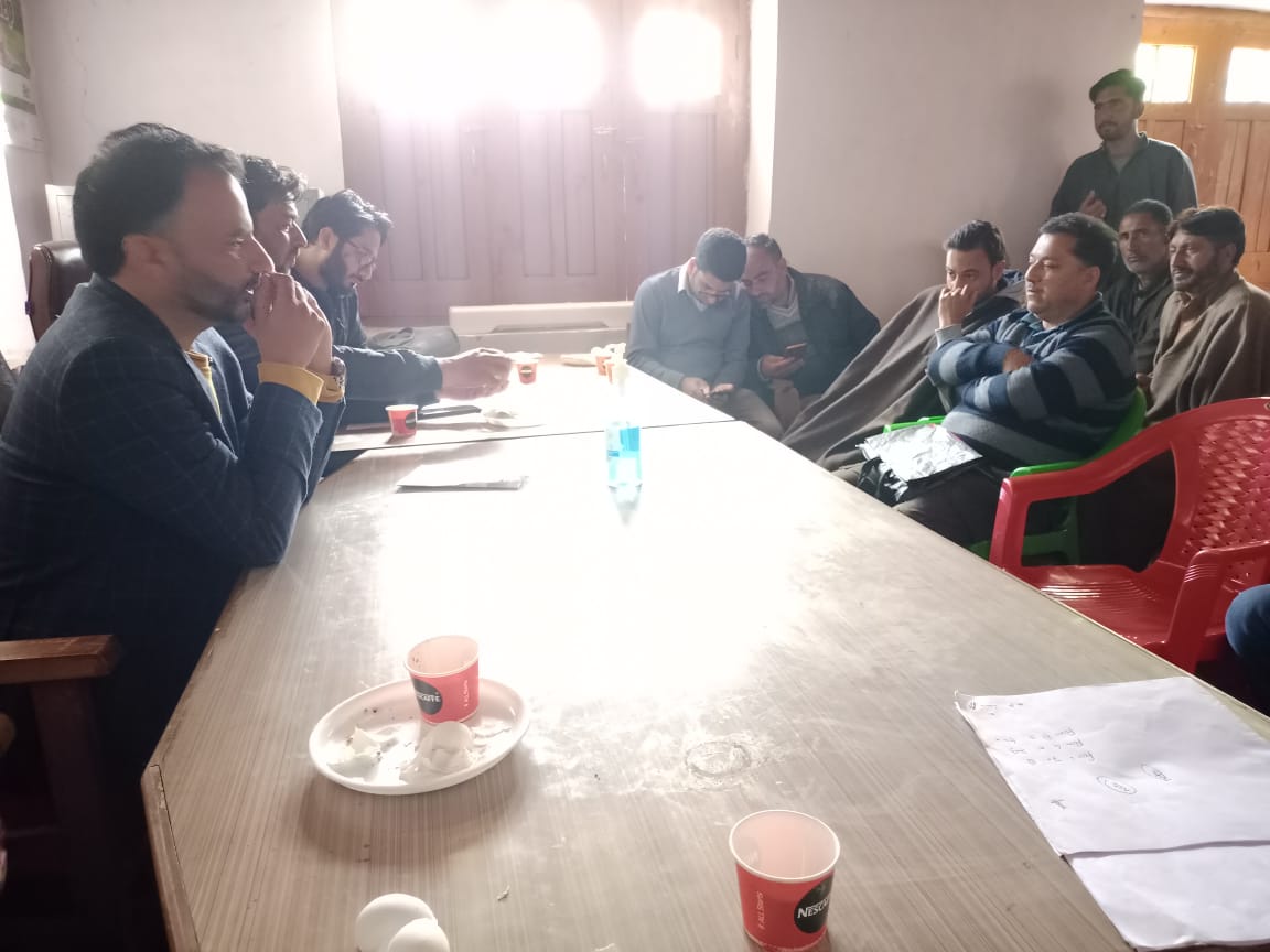 bdo_tarathpora's tweet photo. Today attended the #KisanSamparkAbhiyan under #HADP in Panchayat Lilam and Kenyal had a healthy discussion with farmers! also discussed how #FarmersOrientationProgramme will play a crucial role in the development of the local economy. #SupportFarmers #LocalEconomyBoost https://t.co/X8zBgZeWq4