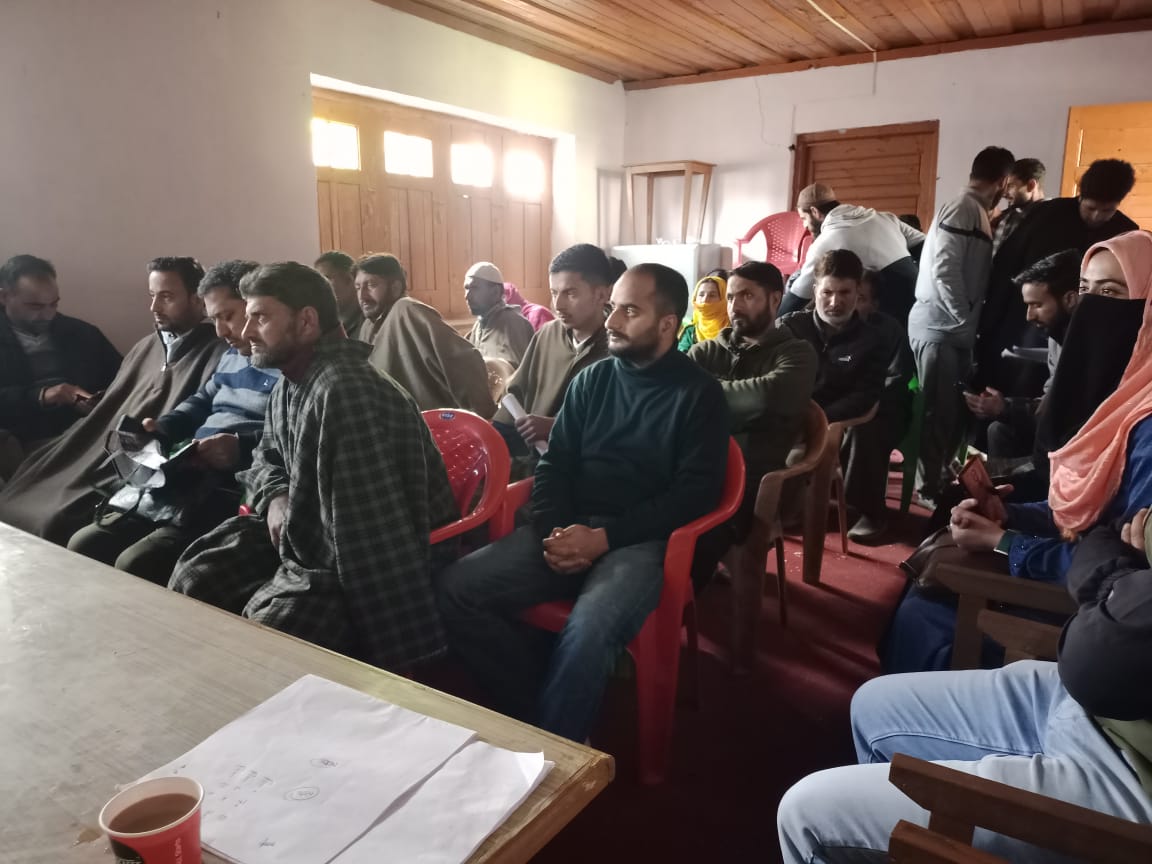bdo_tarathpora's tweet photo. Today attended the #KisanSamparkAbhiyan under #HADP in Panchayat Lilam and Kenyal had a healthy discussion with farmers! also discussed how #FarmersOrientationProgramme will play a crucial role in the development of the local economy. #SupportFarmers #LocalEconomyBoost https://t.co/X8zBgZeWq4