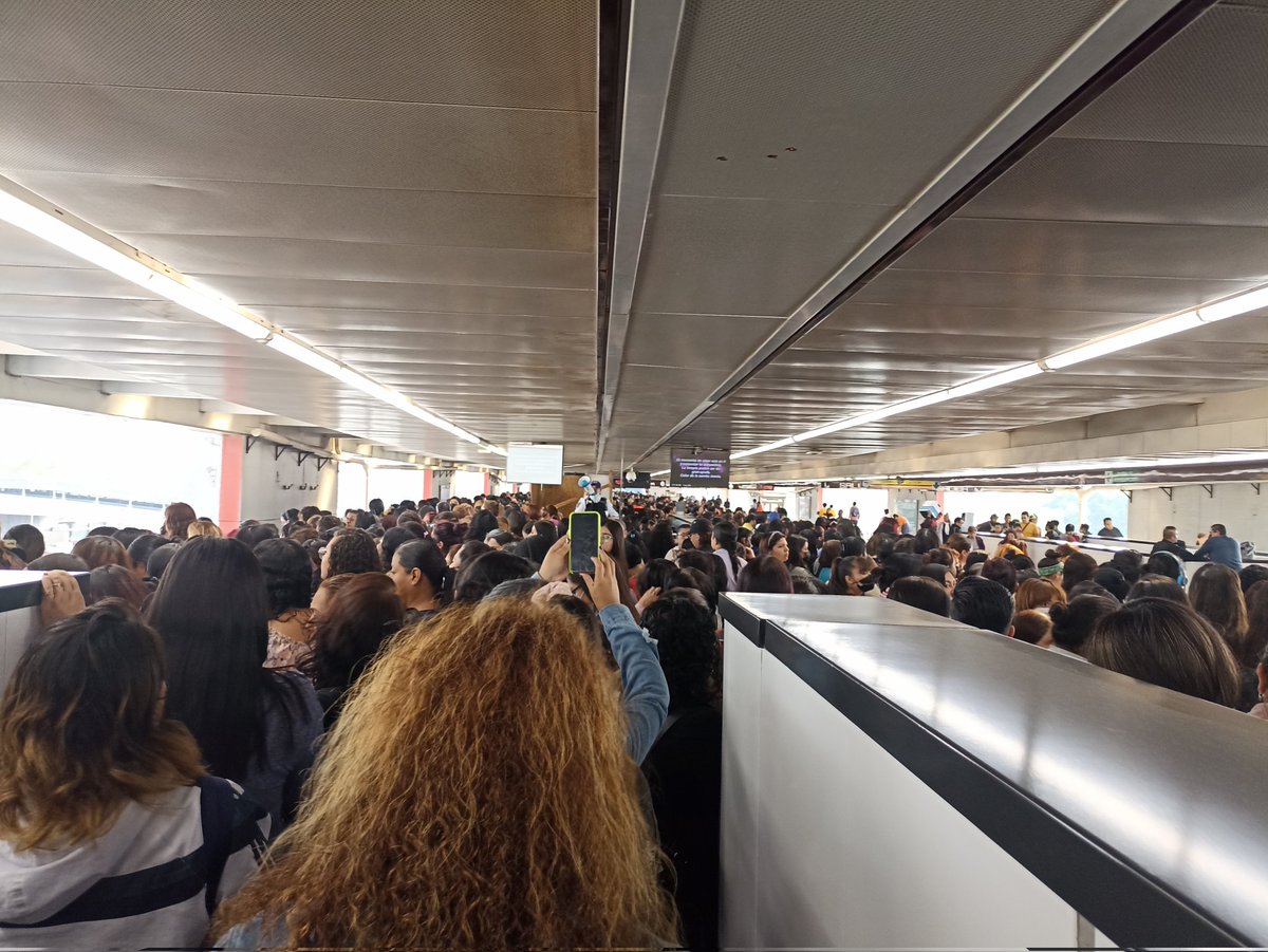 NoriBren's tweet photo. @MetroCDMX  es una porquería como todos los días el servicio, la fila para llegar a los andenes es de mas de 30 minutos, no existe alguna manera de prever ésto?? @Claudiashein no hay alguna alternativa para mayor eficiencia? @GobCDMX #Linea9 #metrocdmx #horapico #caos https://t.co/txPU2IegiS