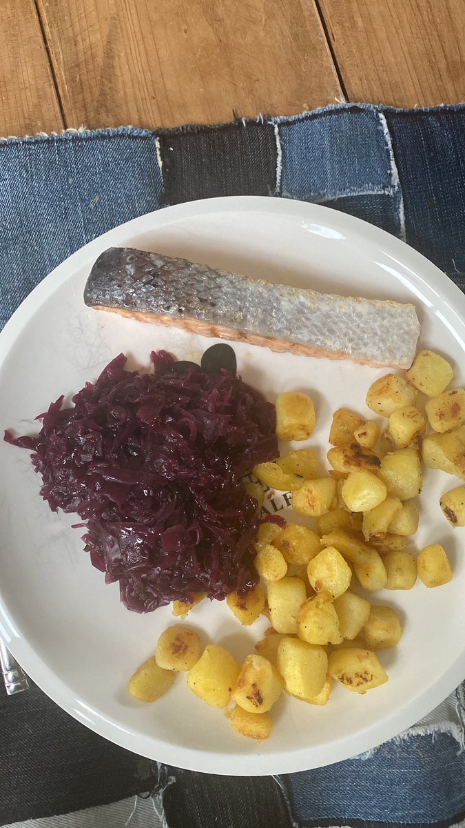 Frankblzs's tweet photo. #aantafel ! #smakelijk #zalm #rodekool #aardappeltjes https://t.co/MWtfok3SIu