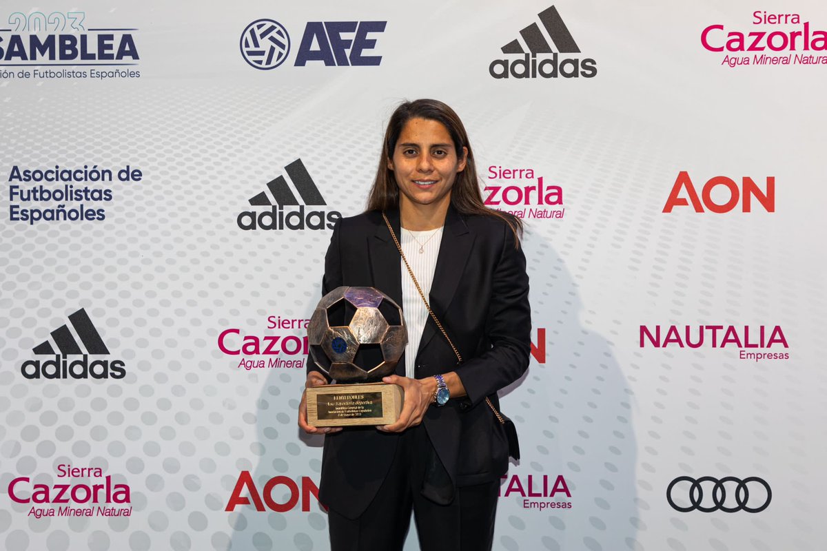 KentiRobles's tweet photo. Gracias @afefutbol por el reconocimiento. https://t.co/2fJBHIYB7W