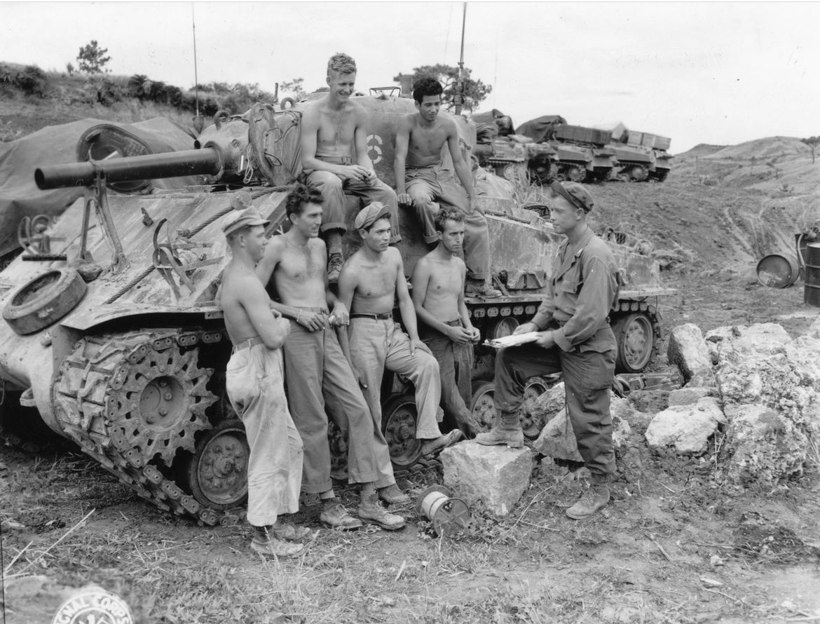 Colorizer2's tweet image. In juli 1945 bekijken zeven Amerikaanse soldaten van de 763e Tankbataljon van de 96e Infanteriedivisie hun tactieken die ze hebben gebruikt tijdens de slag om Okinawa in voorbereiding op de invasie. Deze foto is ingekleurd door vintagecolorizing.com.