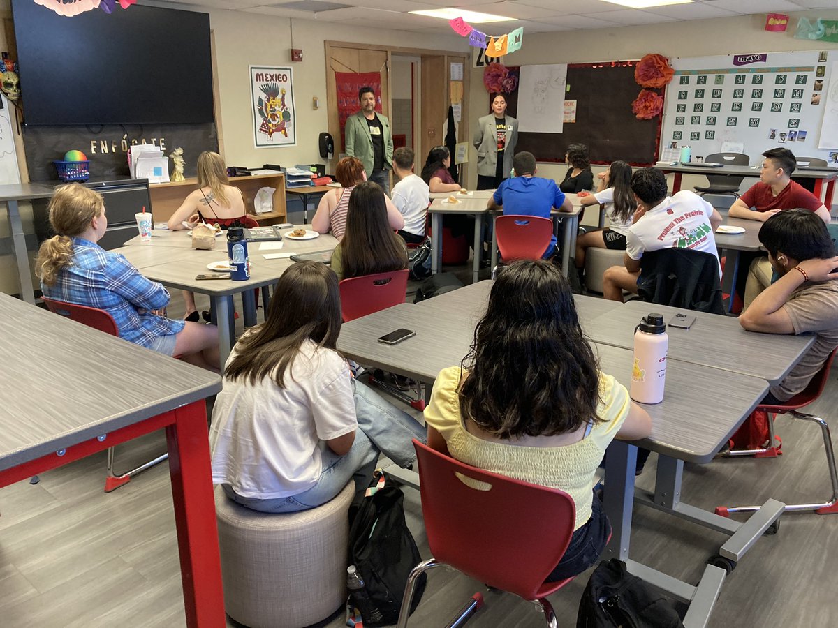 SMNLanguage's tweet photo. Gracias a Tony Marin y Hannah Bassham de @KCTico por su tiempo hoy. ¡Aprendimos mucho! Thanks to Tony Marin and Hannah Bassham from @KCTico for your time today. We learned so much from you! https://t.co/3unKwtCH3w