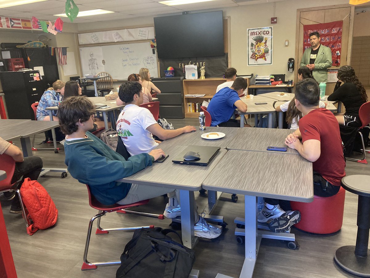 SMNLanguage's tweet photo. Gracias a Tony Marin y Hannah Bassham de @KCTico por su tiempo hoy. ¡Aprendimos mucho! Thanks to Tony Marin and Hannah Bassham from @KCTico for your time today. We learned so much from you! https://t.co/3unKwtCH3w