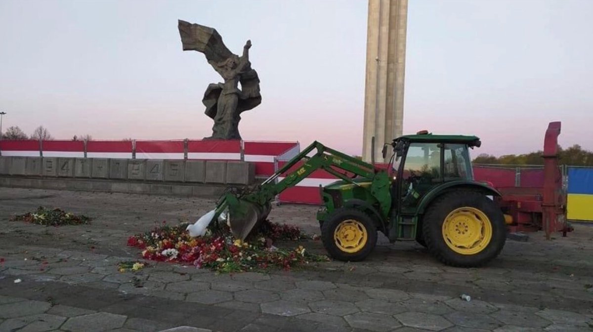 DavisVilums's tweet photo. Atcerēsimies pagājušā gada varoni 🚜 traktoru, kurš izraisīja ķēdes reakciju, kas gāza Iekšlietu ministri, okupekli un Attīstībai/Par! vēlēšanās. https://t.co/M8q1NgJ8qf