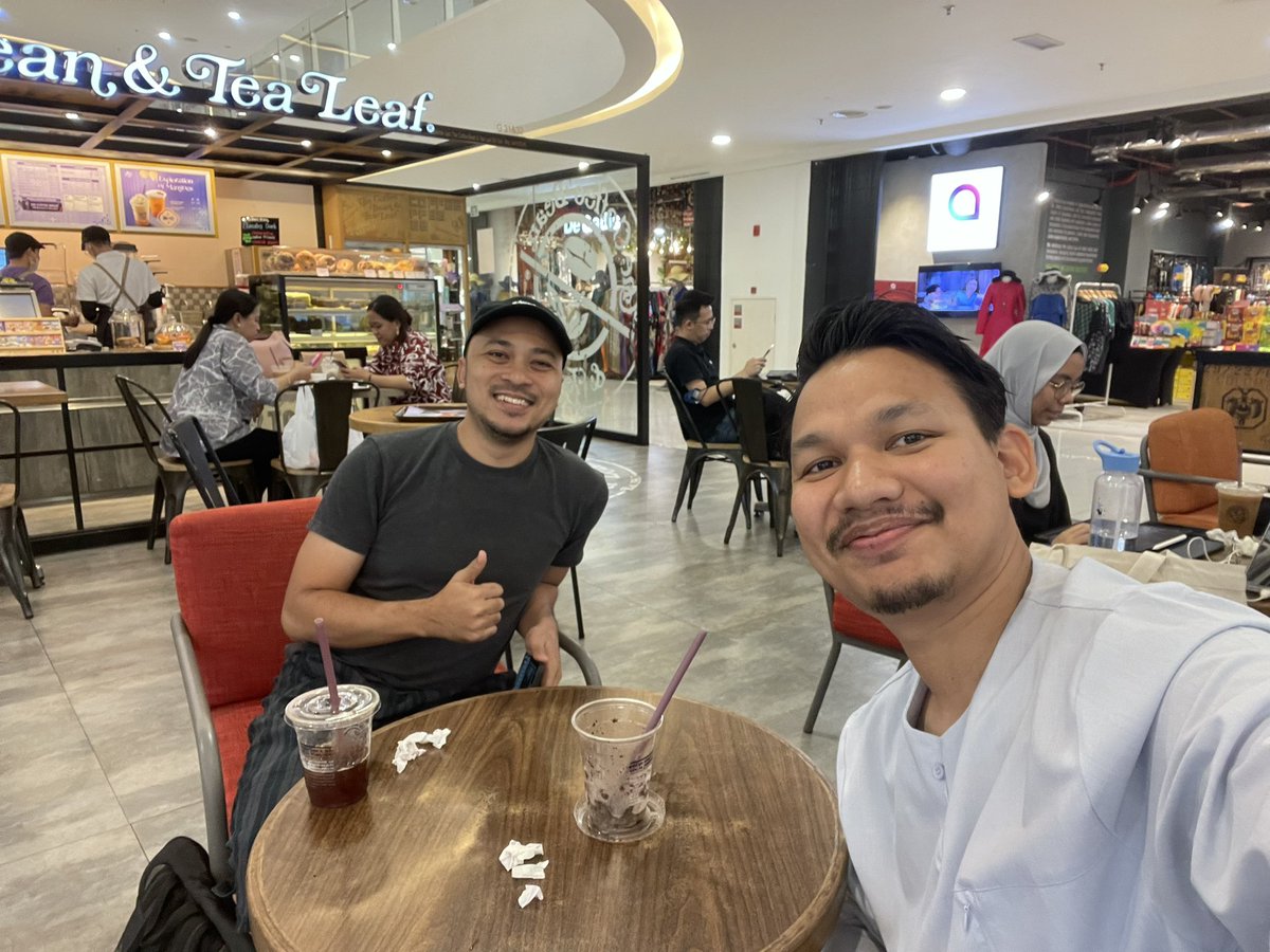 muzakkirmnsor's tweet photo. after that, met this humble guy @mmhfdz who created all-in-one e-commerce platform, https://t.co/R1u3dIe0P2. If you need an online website to sell stuff, this is the place to go. You can have a website as low as RM 30 per month! https://t.co/MUUvPenyL8