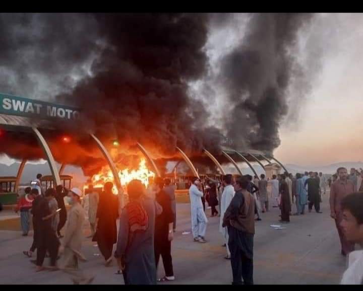 Naveedkhan13679's tweet photo. سوات موٹر وے چکدرہ ٹول پلازہ کو جلادیا گیا۔
#ImranKhanArrest
#ImranKhan
#GHQ_Chalo #GHQPindi https://t.co/2bnvaMOhP6