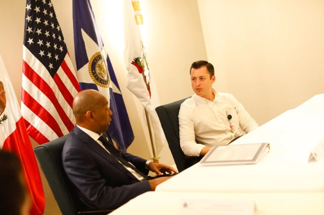 Colosioveracruz's tweet photo. El Alcalde Luis Donaldo @ColosioRiojas sigue trabajando con estrategias innovadoras y con transparencia para aprovechar las oportunidades de desarrollo para la segunda zona metropolitana más grande de México. (Con el alcalde de Houston,  Sylvester Turner, en Monterrey) https://t.co/TAJddZRFPB