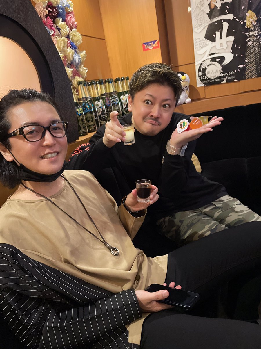 TT19831018's tweet photo. barアップル🍎

しっかり可愛がっていただいた1日😐
ちょっと目を離すたびにテキーラボールが出現してた😱
あざーっす✨

お隣さんともパシャリ📸

本日もアップル🍎オープンしました♪
乾杯してくださいませ🍺✨🥂✨
#テキーラボール
#コジコジ
#bar
#バー
#マスク
#歌舞伎町 https://t.co/nPlYMkepfm