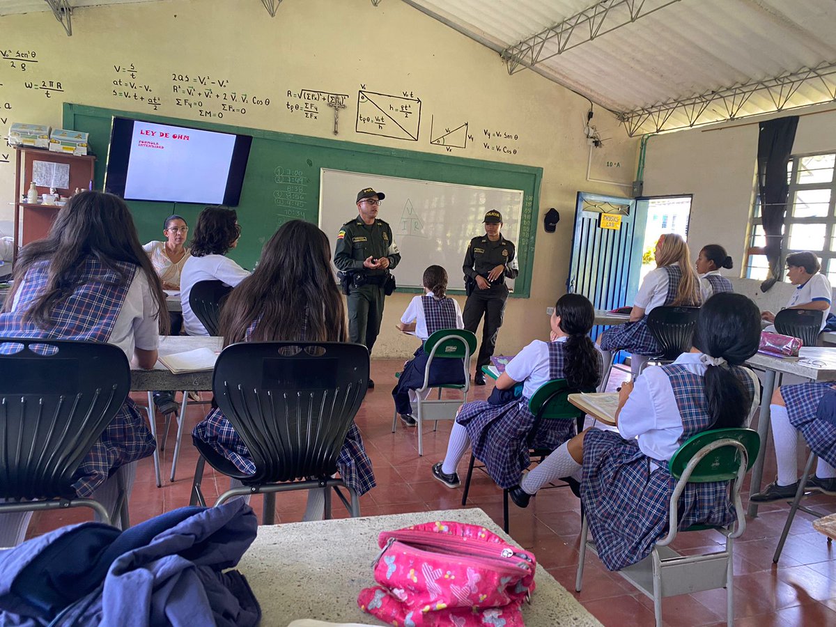 Policiantioquia's tweet photo. En #Támesis, los integrantes de @ProteccionPonal están trabajando duro para crear un ambiente seguro y amigable en las instituciones educativas. Fomentando el respeto y la tolerancia para solución de conflictos. #DiosYPatria #JuntosPorLaNiñez https://t.co/mM5NzMndyb