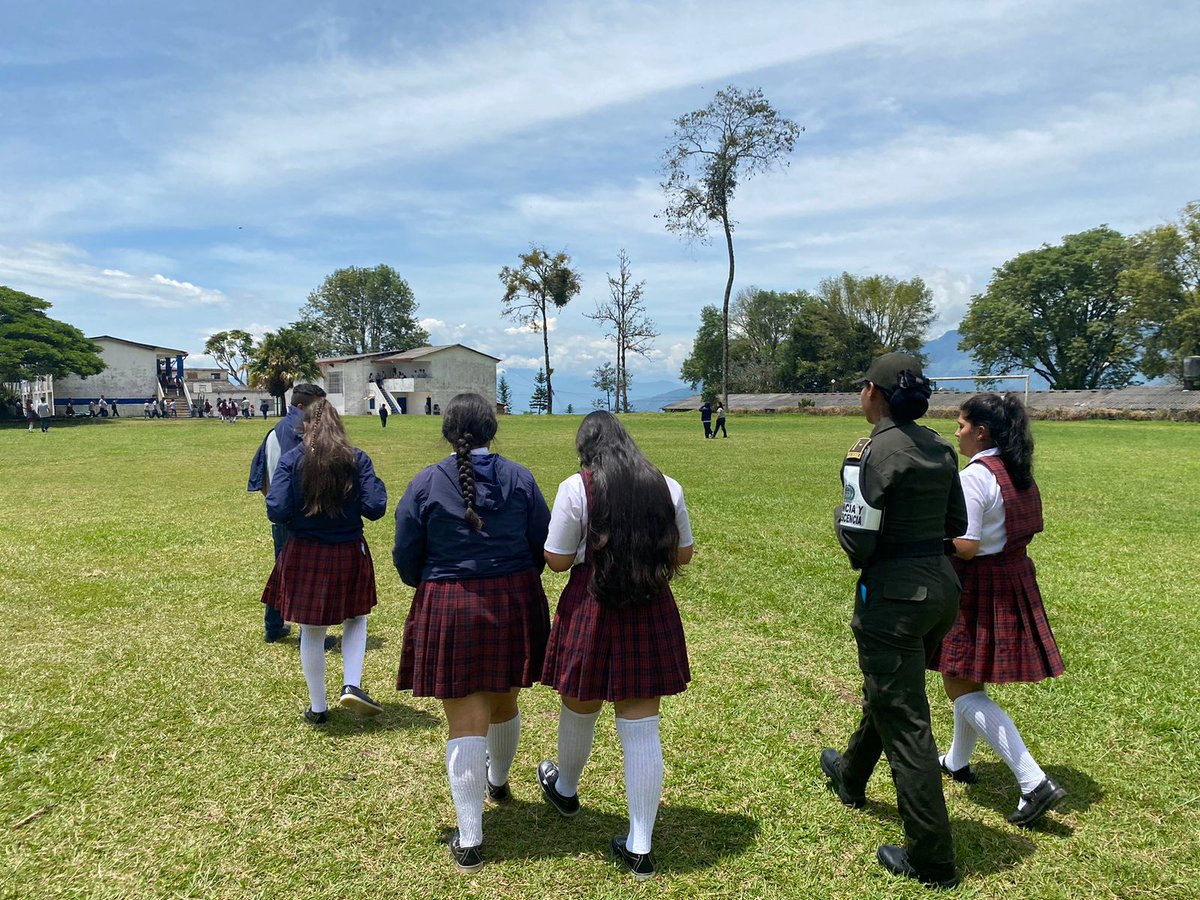Policiantioquia's tweet photo. En #Támesis, los integrantes de @ProteccionPonal están trabajando duro para crear un ambiente seguro y amigable en las instituciones educativas. Fomentando el respeto y la tolerancia para solución de conflictos. #DiosYPatria #JuntosPorLaNiñez https://t.co/mM5NzMndyb