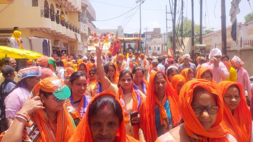 आज मीरजापुर नगर पालिका अध्यक्ष पद के उम्मीदवार श्री श्यामसुंदर केशरी के समर्थन में आयोजित रोडशो में सम्मिलित होकर उन्हें भारी मतों से विजयी बनाने की अपील की।
