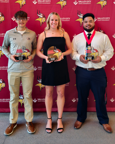 VCSUXCTF's tweet photo. 🏆 VCSU Athletics Awards 🏆

Thrilled to share that Taylor has been named Women's Athlete of the Year, and Jaiden as Men's Newcomer of the Year!

A huge thank you to our seniors for their invaluable contributions to the program, on and off the track.

#WeAllRow #KeepItSimple https://t.co/EY4fybSxjo