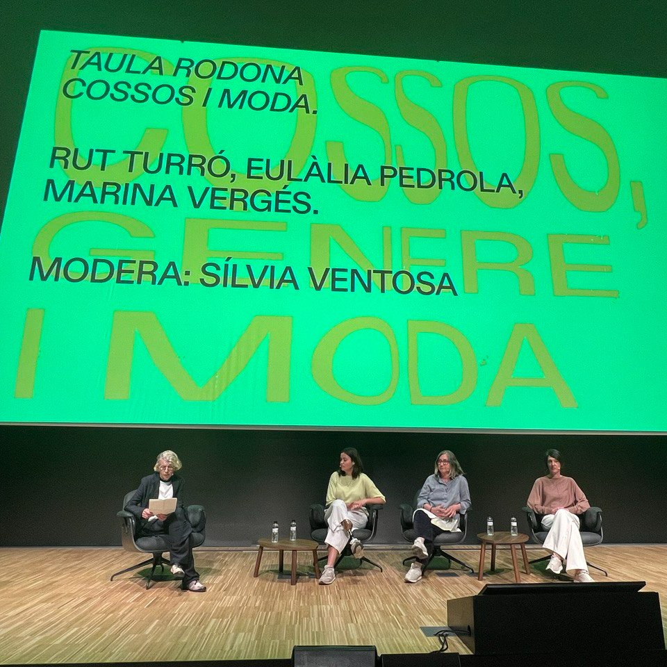dissenyhub_bcn's tweet photo. Tanquem la tercera edició de les jornades #Dgenerades amb la taula rodona "Cossos i moda".  

Amb: 
🗣️@RutTurro, experta en #disseny inclusiu; 
🗣️@epedrola_ , recerca en violències masclistes;  
🗣️@MarinaVerges, periodista i cofundadora de Free Form Style. https://t.co/GJc8CuP9i0