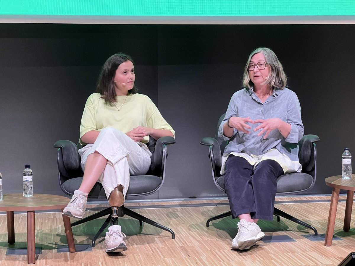 dissenyhub_bcn's tweet photo. Tanquem la tercera edició de les jornades #Dgenerades amb la taula rodona "Cossos i moda".  

Amb: 
🗣️@RutTurro, experta en #disseny inclusiu; 
🗣️@epedrola_ , recerca en violències masclistes;  
🗣️@MarinaVerges, periodista i cofundadora de Free Form Style. https://t.co/GJc8CuP9i0
