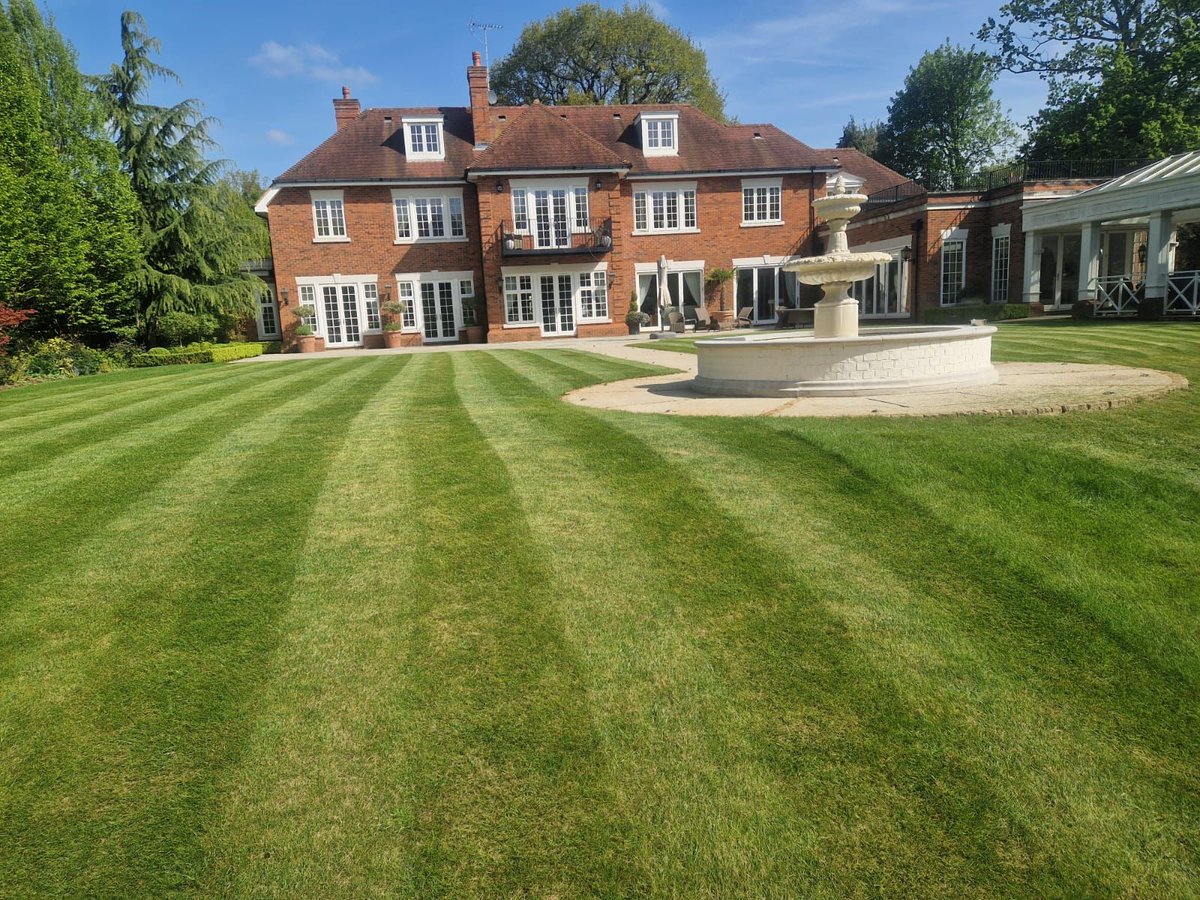 PetershamGarden's tweet photo. We're mowing!  Apart from stripes making your lawn look fabulous, they also promote healthy grass growth, giving all grass blades access to the sun.  For best results, alternate the pattern every two weeks or so.

#garden #lawnmowing #lawn #stripes #stephencharleslandscapesdesign https://t.co/vz3Ulz8WCJ