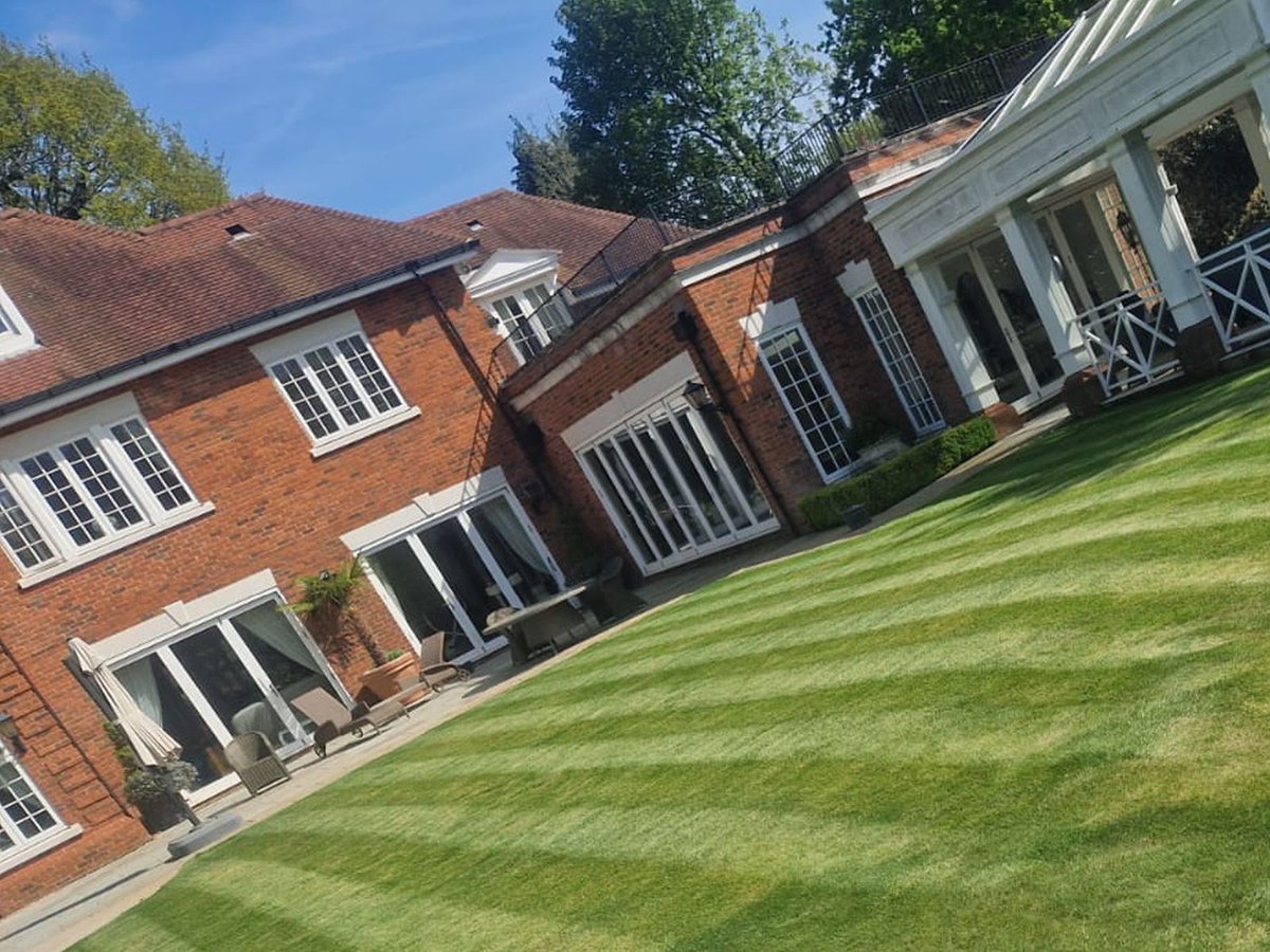 PetershamGarden's tweet photo. We're mowing!  Apart from stripes making your lawn look fabulous, they also promote healthy grass growth, giving all grass blades access to the sun.  For best results, alternate the pattern every two weeks or so.

#garden #lawnmowing #lawn #stripes #stephencharleslandscapesdesign https://t.co/vz3Ulz8WCJ