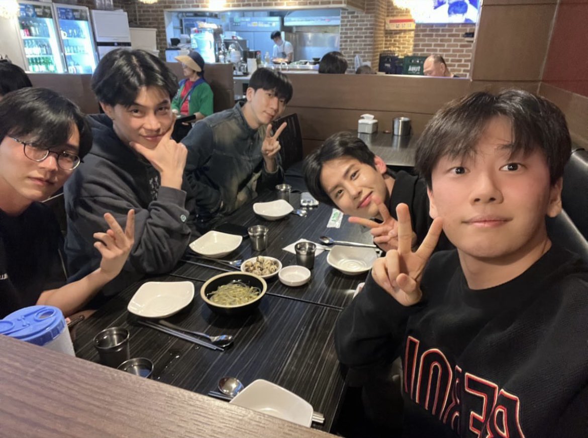 ColdDot's tweet photo. 230509 핫샷 ♥️ 원샷 모임 🥹 https://t.co/eYNCX4ReIj