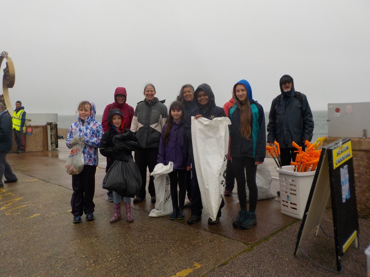 Monday Beach/Town clean #seaton #Devon 50+ volunteers collected over 25 kgs.
<a href="/sascampaigns/">Surfers Against Sewage</a> <a href="/peterwburrows/">Peter Burrows</a> #plasticfreetowns
It got worse!