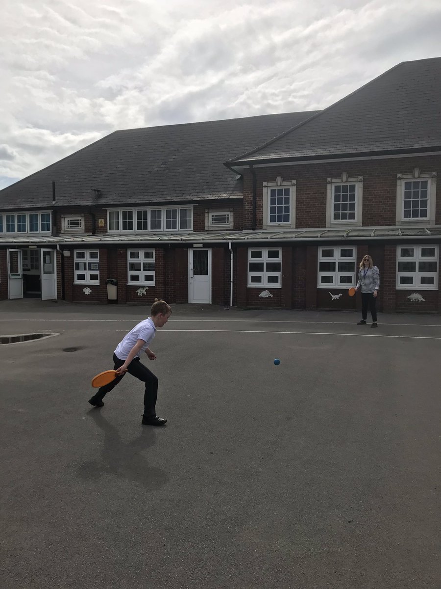 TH_AfterSchoolC's tweet photo. Having fun in the Sun in after school today club ☀️#proudtoachievetogether @TangHallPrimary @PathfinderMAT https://t.co/ttihy8wWNH