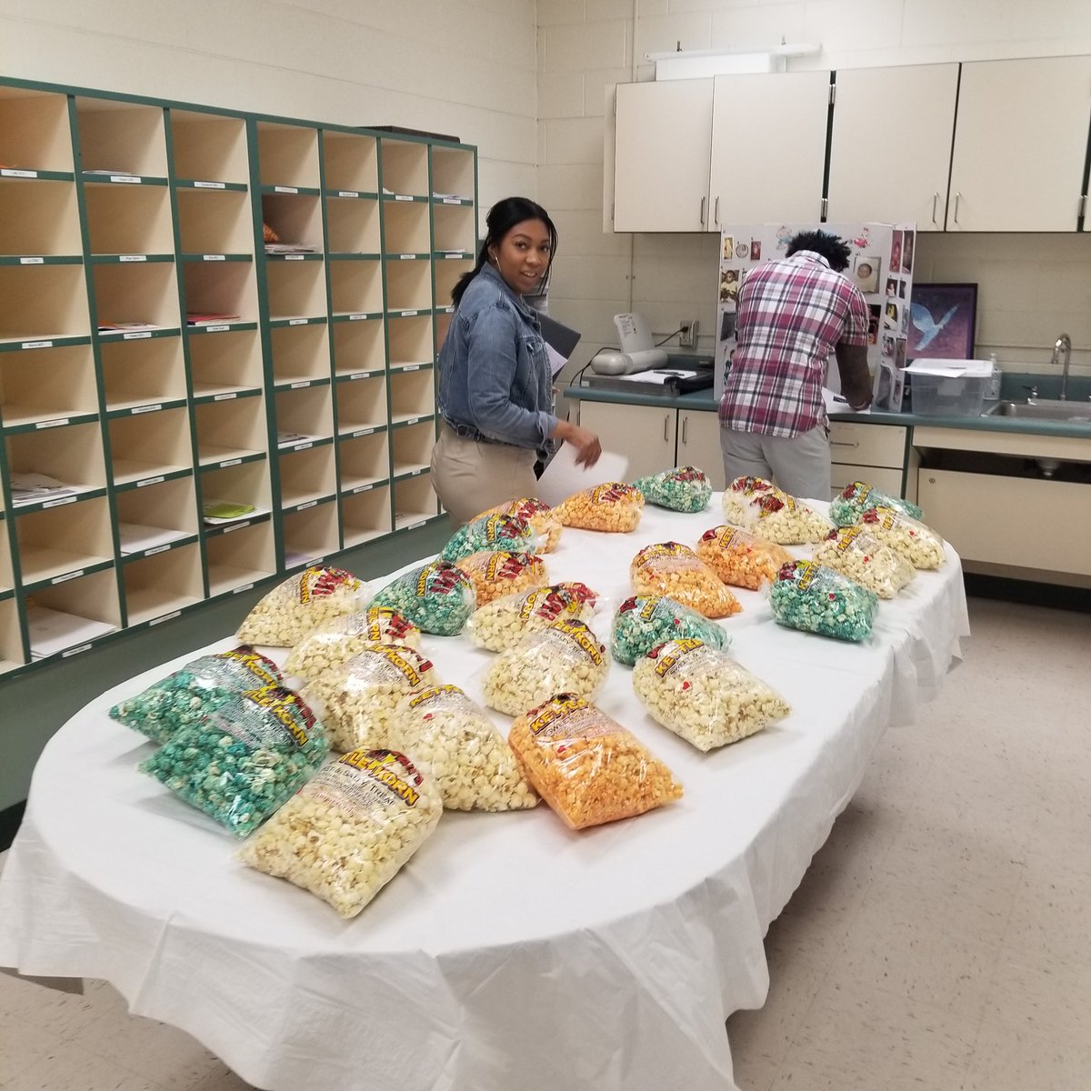 Day 2 of Teacher Appreciation Day. 
Our Panthers love Popcorn Tuesdays, so we stepped it up and had all flavors of Uncle Dave's Kettle Corn Popcorn delivered for our faves.
💙💚
<a href="/NNPSLeads/">NNPS School Leadership</a>