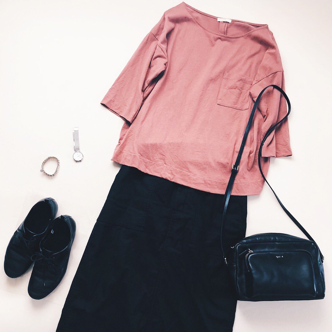 「春になると着たくなるピンクは 黒と合わせるのが好きだな〜」|unoのイラスト