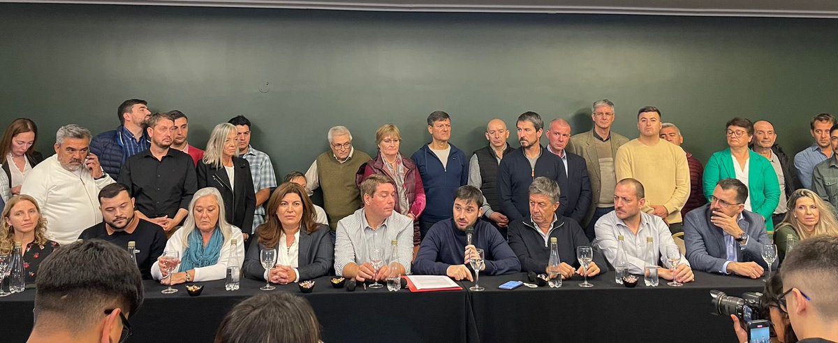 Nanitoaraso's tweet photo. ES JUNTOS @NachoTorresCH - @gustamenna - @JCaminoa https://t.co/osZmYHuOpf