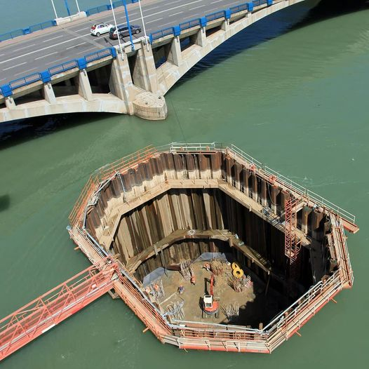 🧐🧐I have lived for more than 30 years, and for the first time I discovered that the bridge piers were built like this          #bridge  #waterconservancy #engineering #engineer