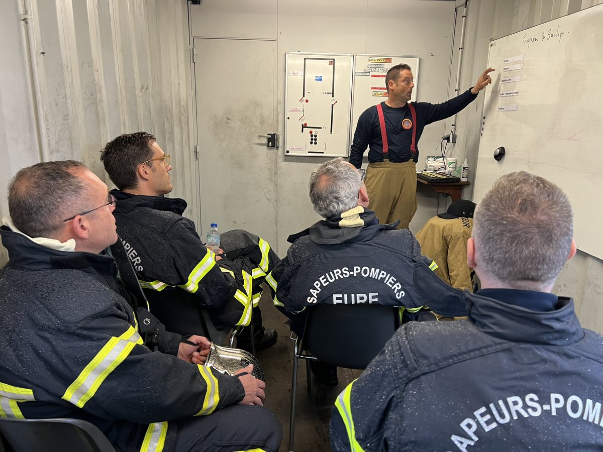 sdis27's tweet image. 1/2
Aujourd'hui, le colonel HC Ducouret et l’équipe des formateurs caisson accueillaient sur le site du @Groupe_CNPP , @simonbabre @Prefet27 son Directeur de cabinet, et @LehongrePascal President du CASDIS au caisson #FlashOver pour un brûlage d'observation et de démonstration…