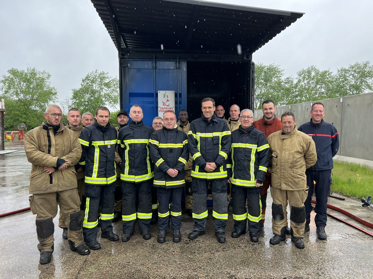 sdis27's tweet image. 1/2
Aujourd'hui, le colonel HC Ducouret et l’équipe des formateurs caisson accueillaient sur le site du @Groupe_CNPP , @simonbabre @Prefet27 son Directeur de cabinet, et @LehongrePascal President du CASDIS au caisson #FlashOver pour un brûlage d'observation et de démonstration…