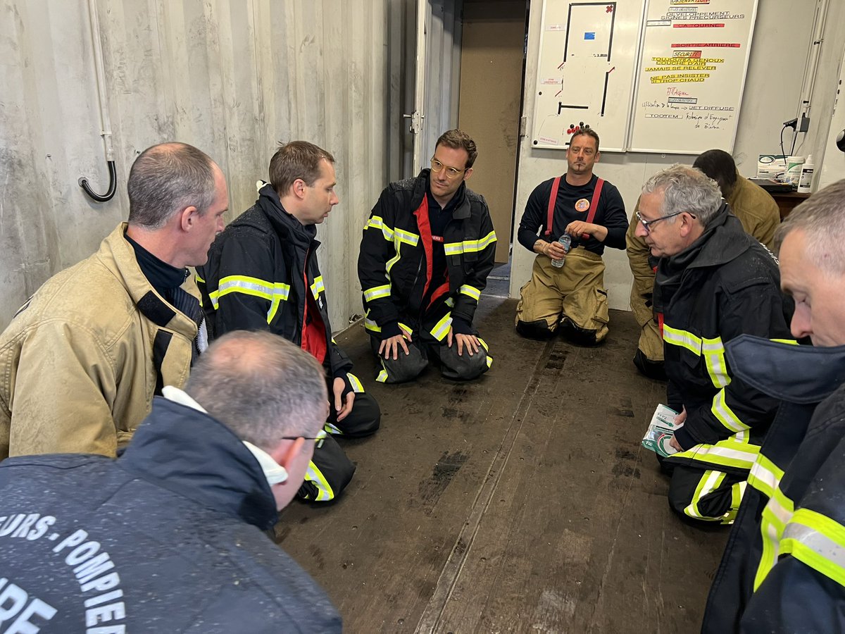 sdis27's tweet image. 1/2
Aujourd'hui, le colonel HC Ducouret et l’équipe des formateurs caisson accueillaient sur le site du @Groupe_CNPP , @simonbabre @Prefet27 son Directeur de cabinet, et @LehongrePascal President du CASDIS au caisson #FlashOver pour un brûlage d'observation et de démonstration…
