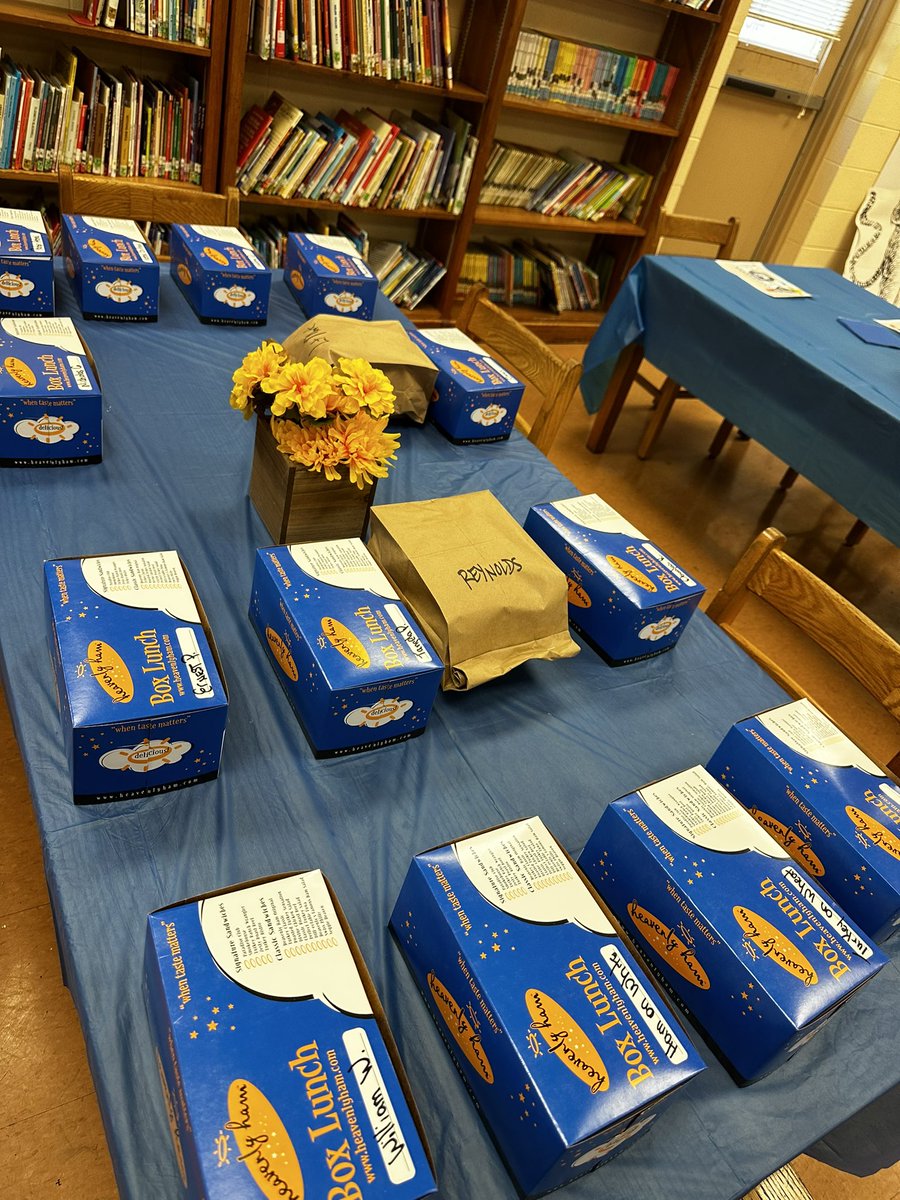 PrincipalSDavis's tweet photo. Getting ready for our community luncheon! #PartnershipIsTheKey
#WeAreAlexander
#900HighlandAve https://t.co/2Uls4MGGzW