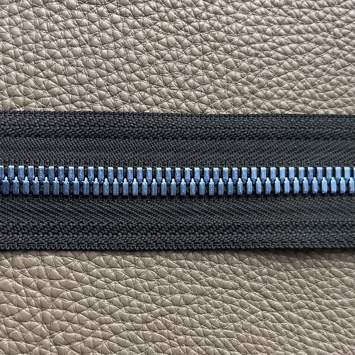 Astra_srl's tweet photo. Vengono generalmente utilizzate per questioni tecniche e funzionali, ma in molti casi sono una pura scelta estetica. Potremmo darvi vari suggerimenti sul perché utilizzare una zip con dente simmetrico!😉

#madeinitaly #fashion #lusso #luxury #leather https://t.co/4C90ZwNNUp