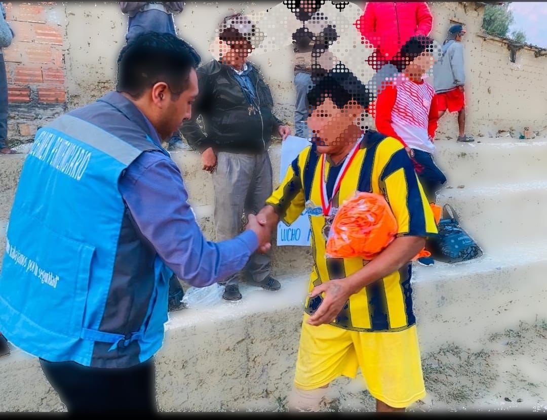 BoliviaRegimen's tweet photo. En el Centro Penitenciario de Morros Blancos, el Director Departamental de Régimen Penitenciario de #Tarija, Dr. Brayan Acha, hizo al entrega de premios a los equipos ganadores del campeonato de fútbol de salón denominado “Lucho por salir adelante”.

#LaReinserciónSocialEsPosible https://t.co/OFSChNPaAt