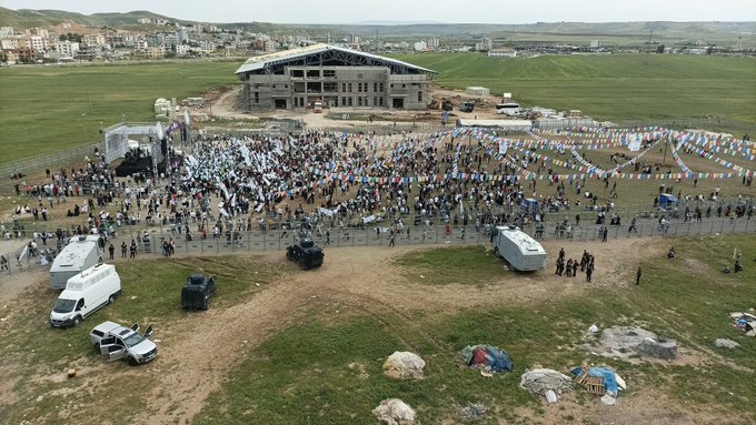 Bu mesajı az önce Dm den bir kardeşim gönderdi..

Abi Selamun aleyküm bugün Şırnak/Cizre'de Yeşil Sol Parti'nin mitingi vardı. Uzun süredir burada yaşıyorum mesleğimden dolayı. Buranın insanı değişimin farkında çok şükür. Hendek-barikat olaylarından sonra ilçe büyük oranda