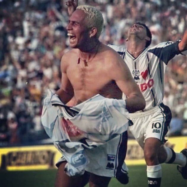 mtyalientototal's tweet photo. La Batalla.
09 de Mayo de 1999.
#MTY #AlientoTotal #DivinaAD #RayadosEsPasión #1999 #Batalla #Recuerdos #Tec #AzulYBlanco #RayasLocura #LosNúmero1 #ViejaEscuela https://t.co/Ic1khzlXiJ