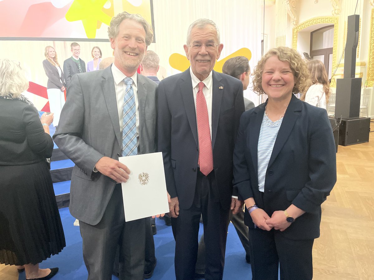 What an honor and pleasure to meet Federal President ⁦<a href="/vanderbellen/">Alexander Van der Bellen</a>⁩ at the Europe State Awards 2023. He is a Mensch and a convinced EU citizen himself!